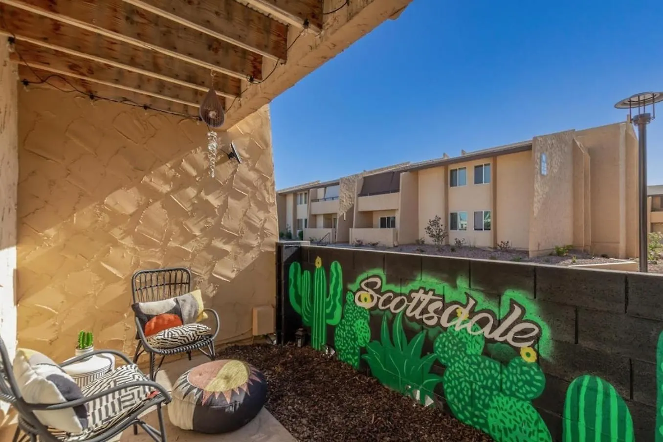 Luxe, 2Br Old Town Condo Wpatio, Pool, & Parking Scottsdale
